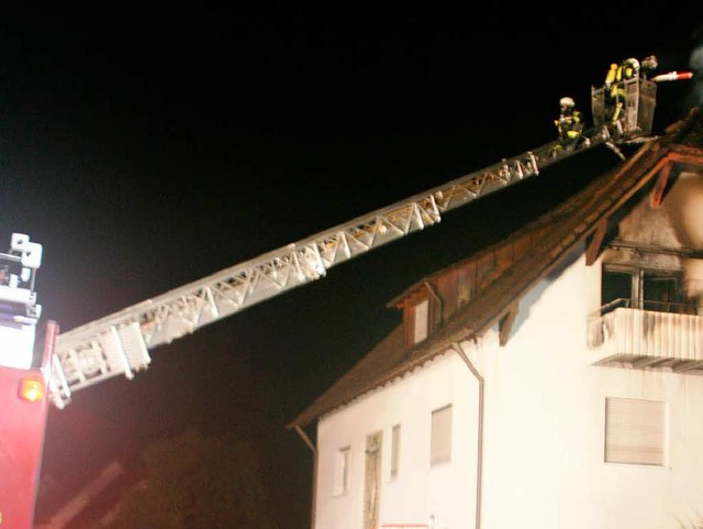 Mit vereinten Krften der Feuerwehren ...derstrae in Bleibach gelscht werden.  | Foto: Gerda Oswald