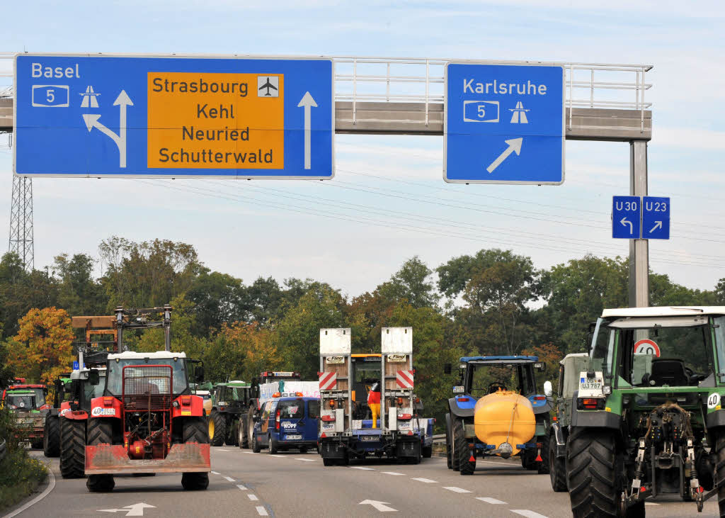 Milchbauern blockieren mit ihren Traktoren den Autobahnzubringer zur A5 bei Offenburg