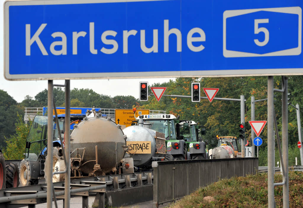 Milchbauern blockieren mit ihren Traktoren den Autobahnzubringer zur A5 bei Offenburg