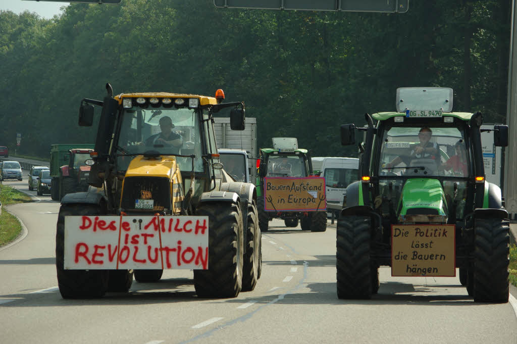 In Offenburg qulte sich der Verkehr hinter den Bauern her.