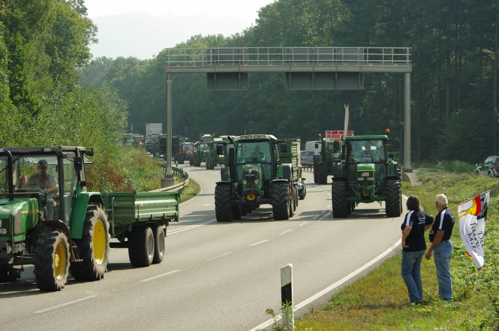 Sympathisanten beobachten den Treck am Straenrand.