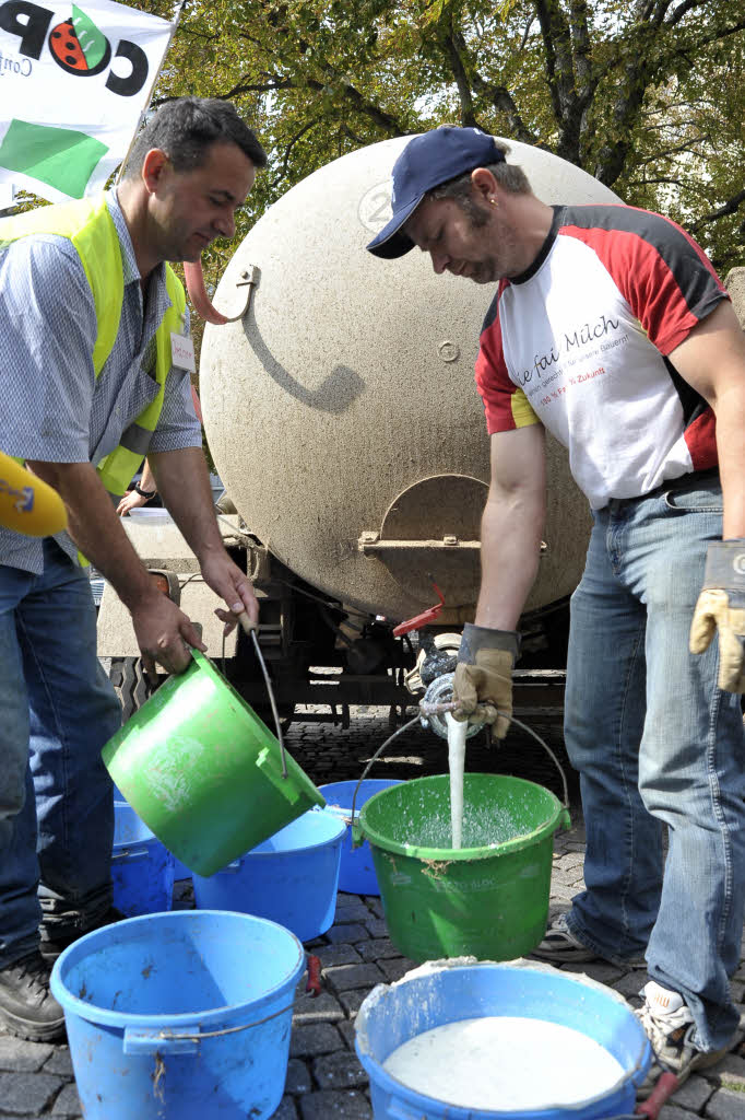 Proteste sdbadischer Landwirte in Freiburg gegen die niedrigen Milchpreise.