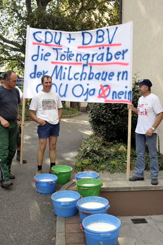 Proteste sdbadischer Landwirte in Freiburg gegen die niedrigen Milchpreise.