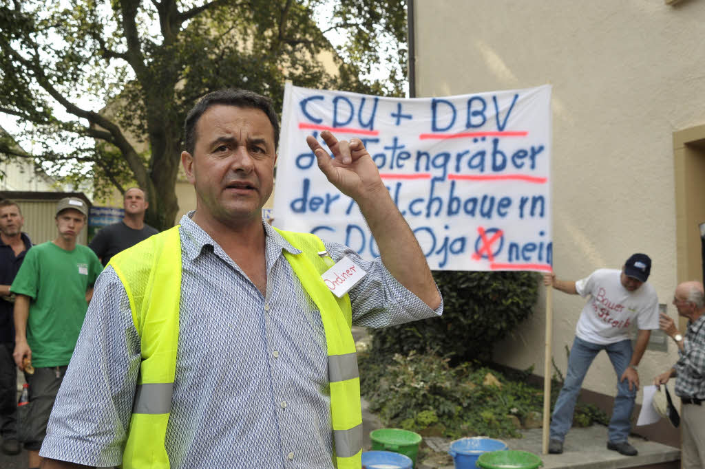 Proteste sdbadischer Landwirte in Freiburg gegen die niedrigen Milchpreise.