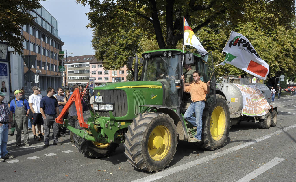 Proteste sdbadischer Landwirte in Freiburg gegen die niedrigen Milchpreise.