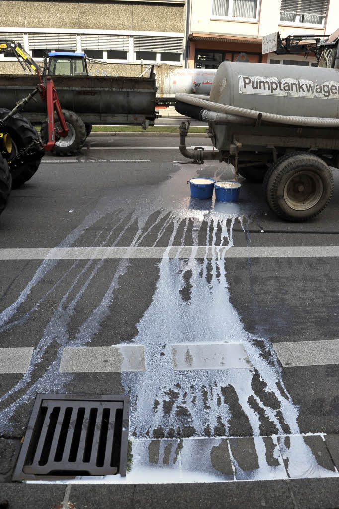 Proteste sdbadischer Landwirte in Freiburg gegen die niedrigen Milchpreise.