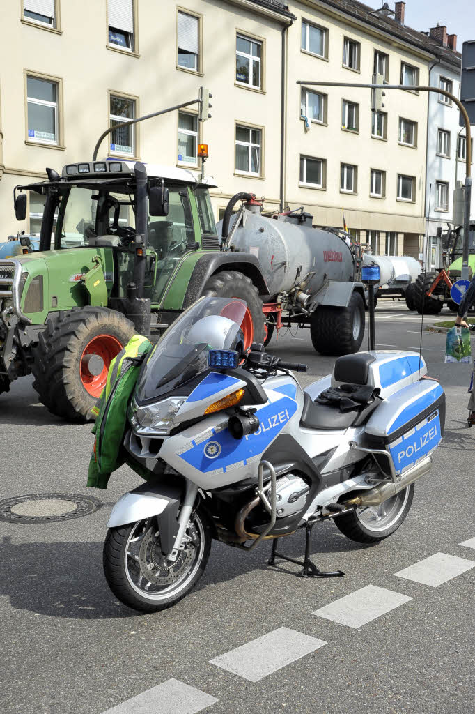 Proteste sdbadischer Landwirte in Freiburg gegen die niedrigen Milchpreise.