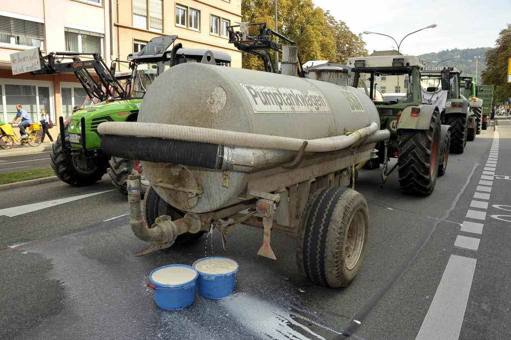 Proteste sdbadischer Landwirte in Freiburg gegen die niedrigen Milchpreise.