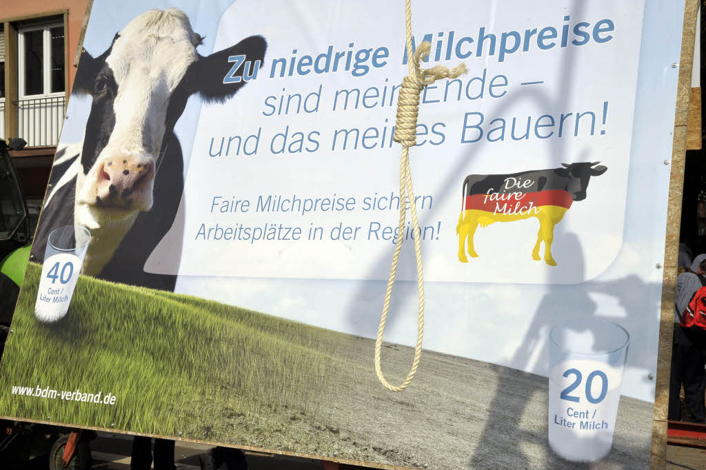 Proteste sdbadischer Landwirte in Freiburg gegen die niedrigen Milchpreise.