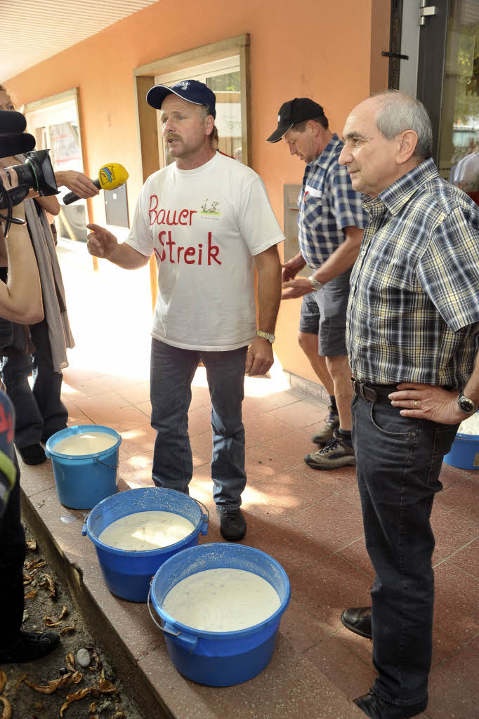 Proteste sdbadischer Landwirte in Freiburg gegen die niedrigen Milchpreise.