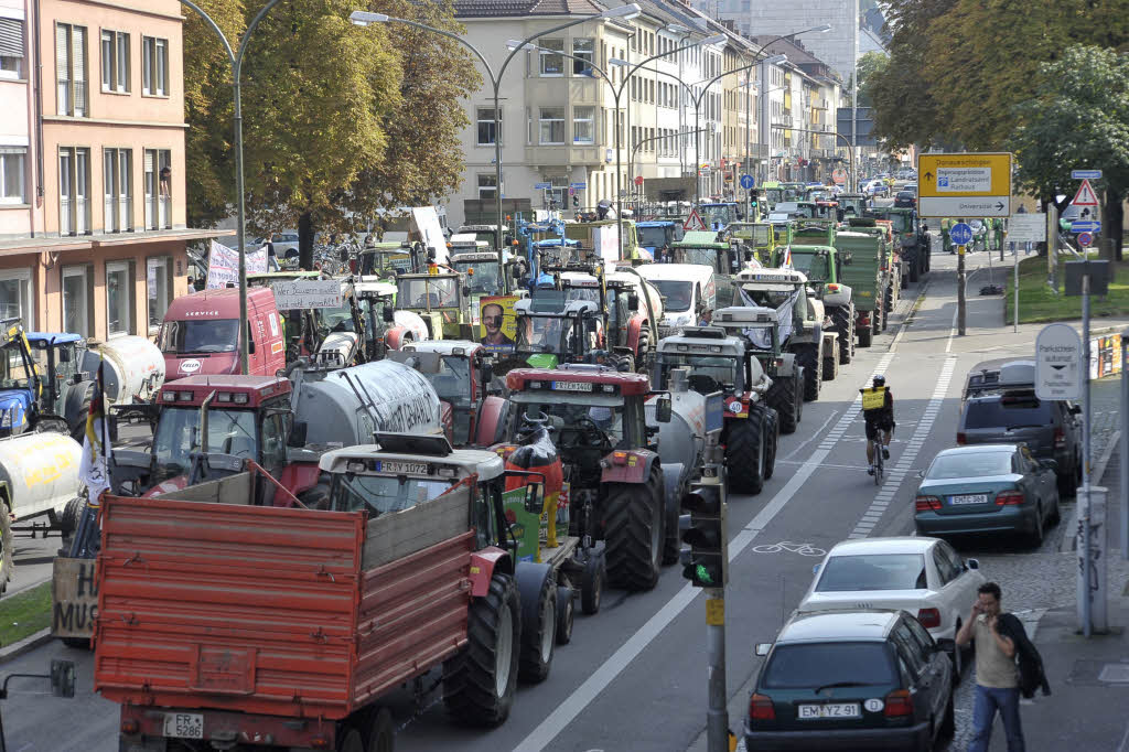 Proteste sdbadischer Landwirte in Freiburg gegen die niedrigen Milchpreise.