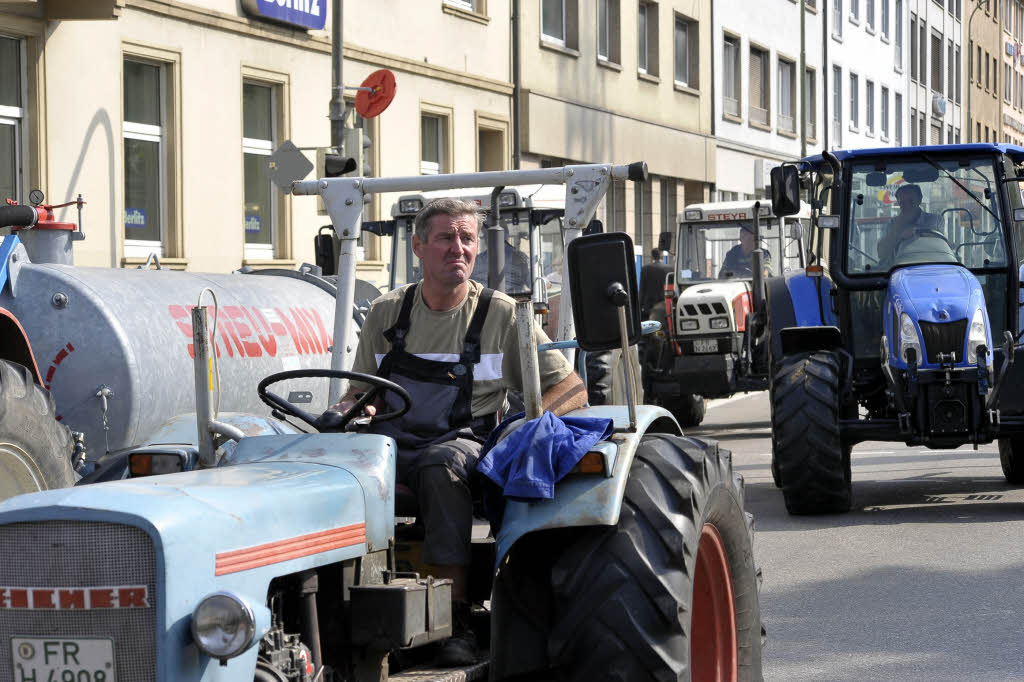 Proteste sdbadischer Landwirte in Freiburg gegen die niedrigen Milchpreise.