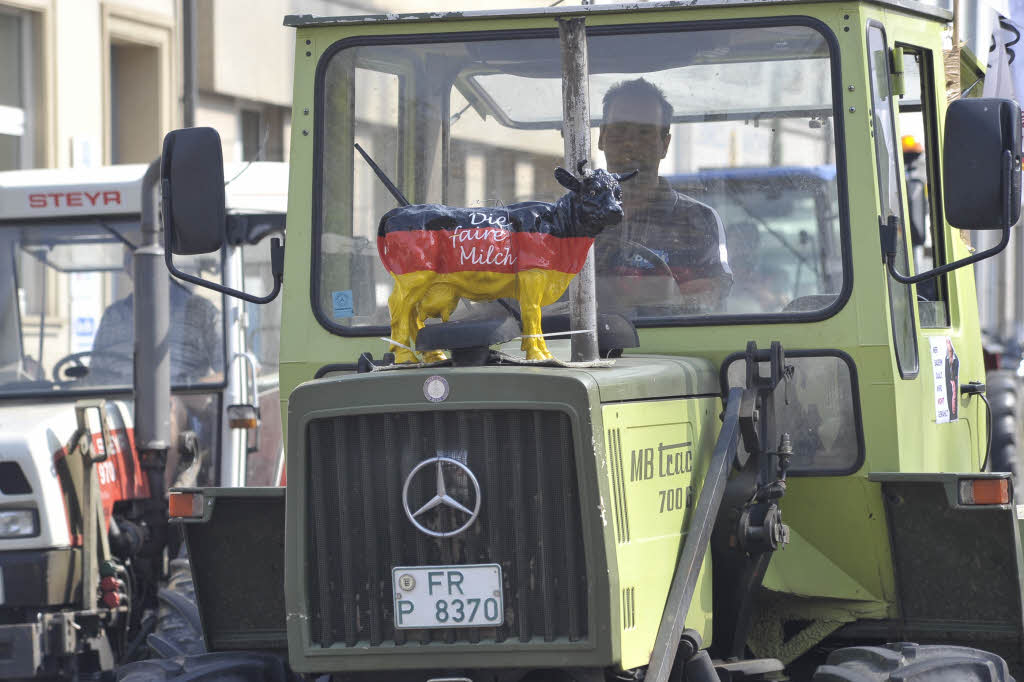 Proteste sdbadischer Landwirte in Freiburg gegen die niedrigen Milchpreise.