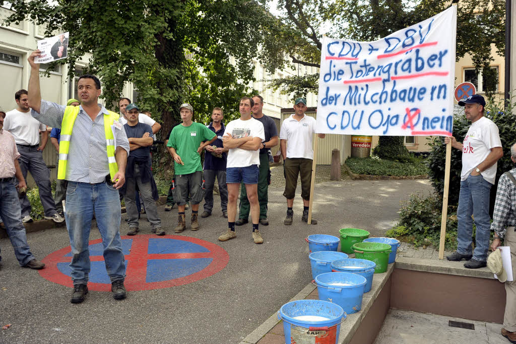 Proteste sdbadischer Landwirte in Freiburg gegen die niedrigen Milchpreise.