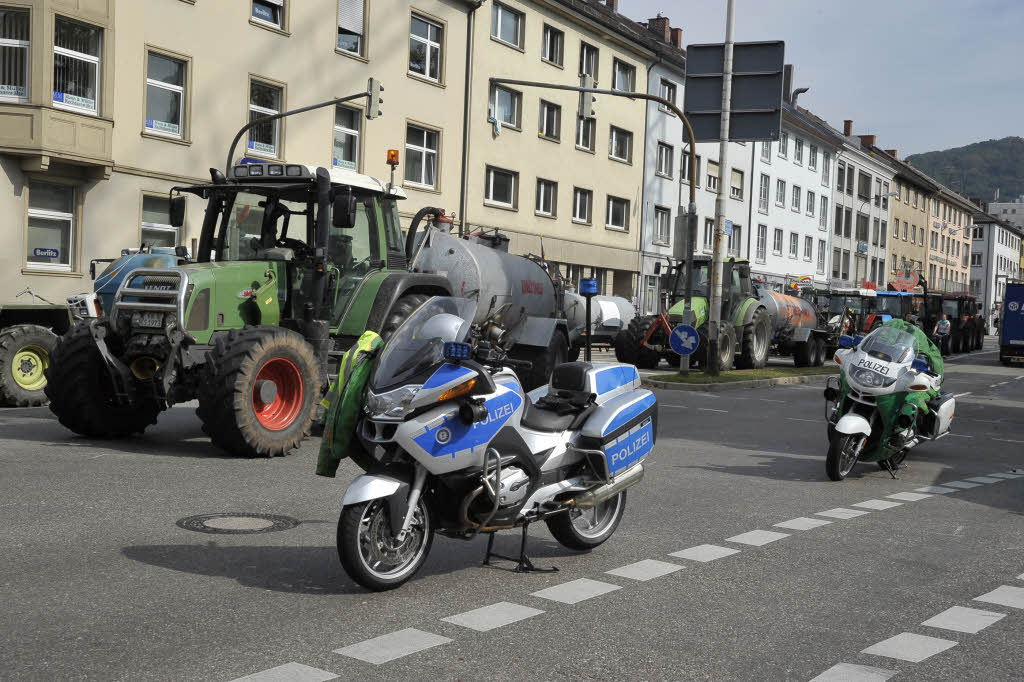 Proteste sdbadischer Landwirte in Freiburg gegen die niedrigen Milchpreise.