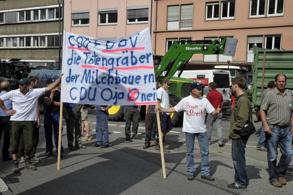 Proteste sdbadischer Landwirte in Freiburg gegen die niedrigen Milchpreise.