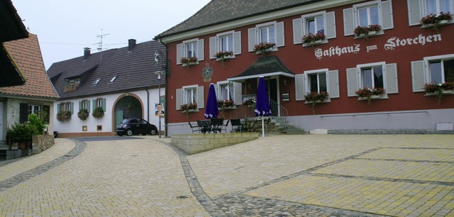 Ein  komplett neu gestalteter Platz schmckt den Ortskern von Ballrechten.   | Foto: Heike Loesener