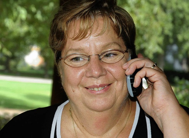 Auch am Telefon immer lchelnd: Brigitte Hanske leitet das Seniorenzentrum.   | Foto: Ralf  Dorweiler