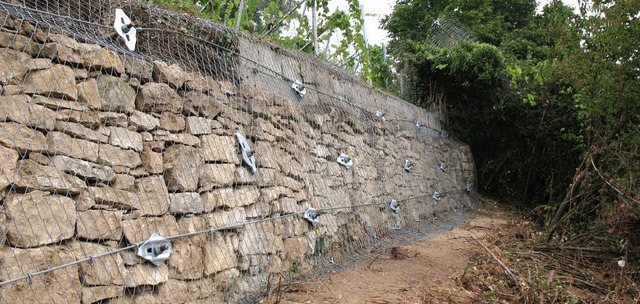Teure Sanierung fr die Standsicherheit: Die Trockenmauer am Hornrain.   | Foto: Gemeinde