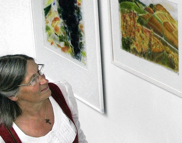 <Bildtext>Irmgard Stegle vor zweien ihrer Werke </Bildtext>   | Foto: mod