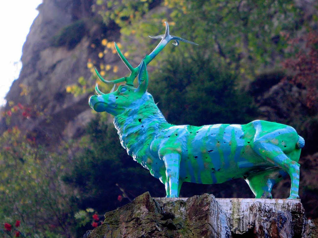 Knallgrün und hellblau: Der Hirsch im Höllental. Knallgrün und hellblau: Der Hirsch im Höllental.