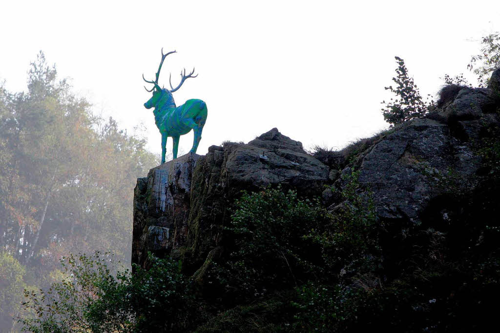 Knallgrün und hellblau: Der Hirsch im Höllental. Knallgrün und hellblau: Der Hirsch im Höllental.