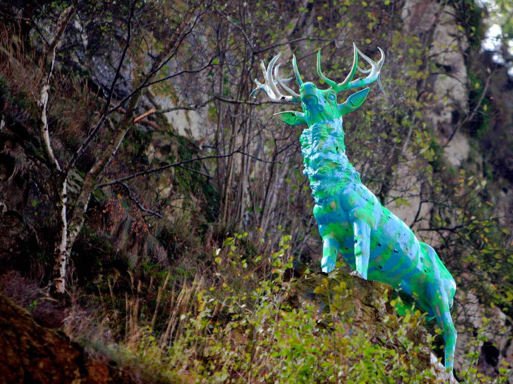 Knallgrün und hellblau: Der Hirsch im Höllental. Knallgrün und hellblau: Der Hirsch im Höllental.