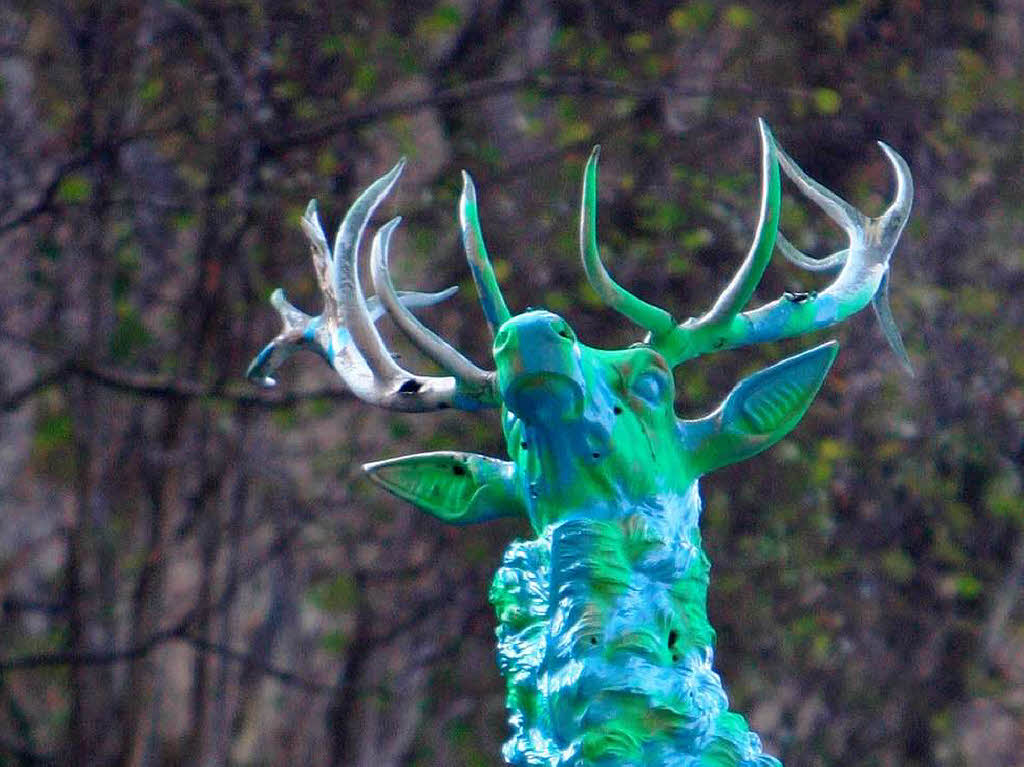 Knallgrün und hellblau: Der Hirsch im Höllental. Knallgrün und hellblau: Der Hirsch im Höllental.
