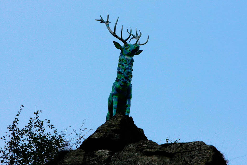 Knallgrün und hellblau: Der Hirsch im Höllental. Knallgrün und hellblau: Der Hirsch im Höllental.