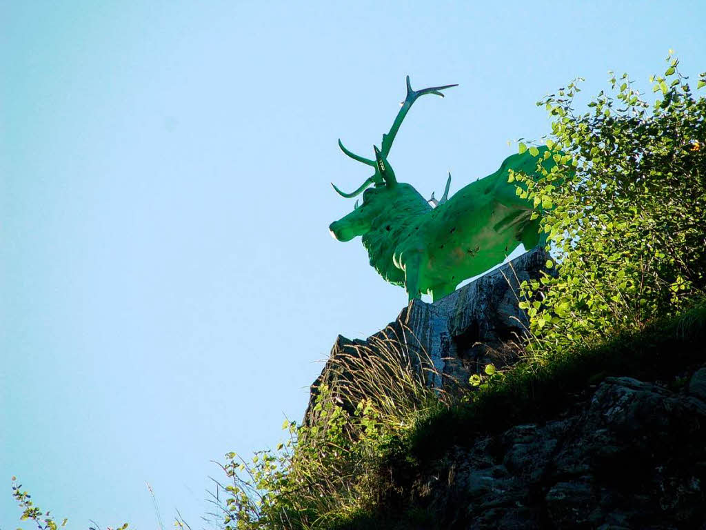 Knallgrün und hellblau: Der Hirsch im Höllental. Knallgrün und hellblau: Der Hirsch im Höllental.