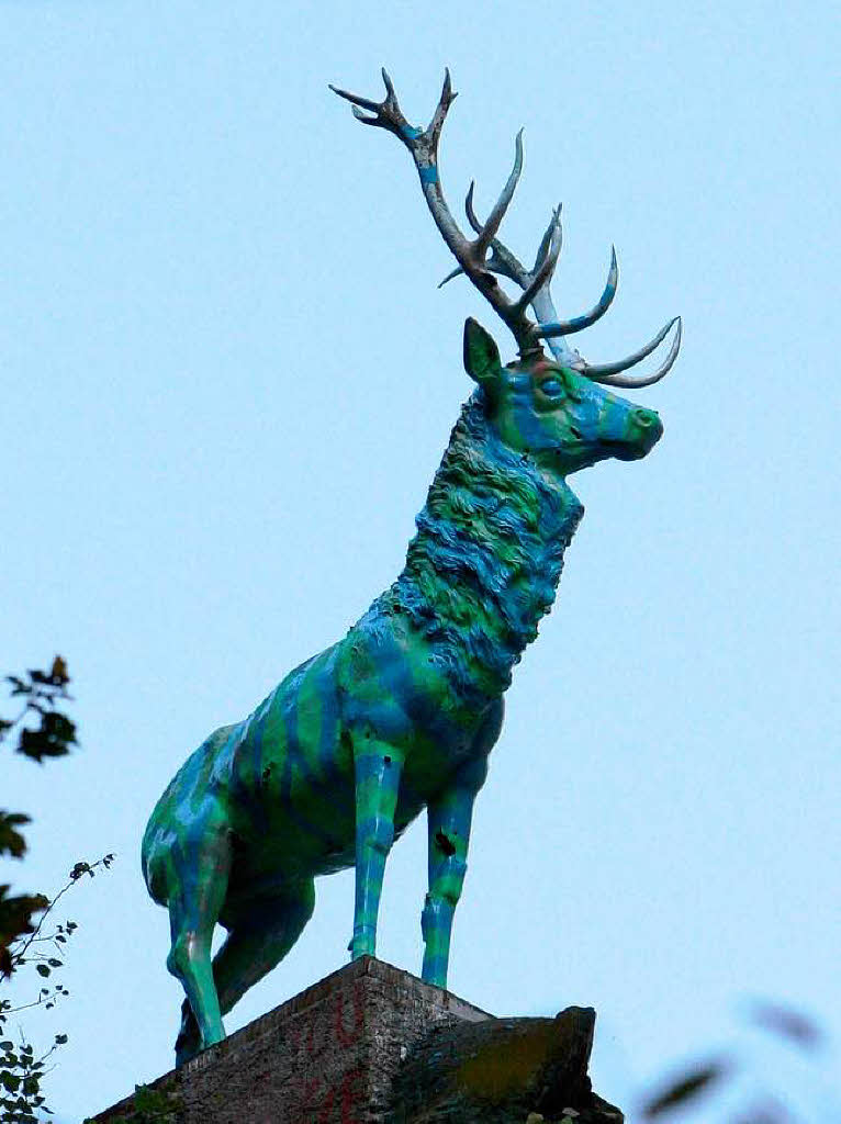 Knallgrün und hellblau: Der Hirsch im Höllental. Knallgrün und hellblau: Der Hirsch im Höllental.