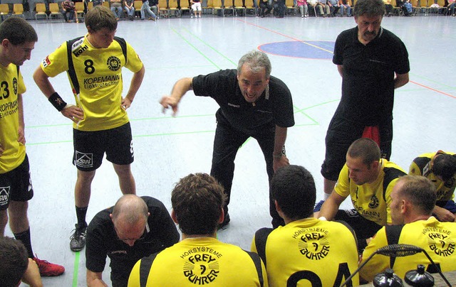 SG-Coach  Ehrler und seine Crew wollen... dem Pokal mit ins  Punktspiel nehmen.  | Foto: Felix Holm