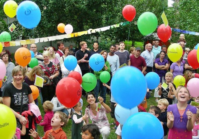 Mit einem bunten  Luftballonwettbewerb... Hilfen der Lebenshilfe in Btzingen.   | Foto: Mario Schneberg