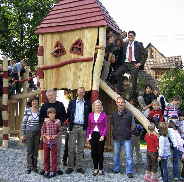 Das neue Spielgert auf dem Spielplatz...rten bei der bergabe in dieser Woche   | Foto: Gemeinde