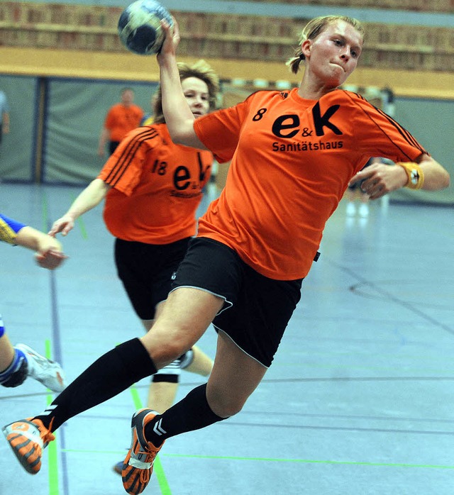 Tanja Kottucz und Corinna Drflinger (...Brombach in der Handball-Sdbadenliga.  | Foto: Meinrad Schn