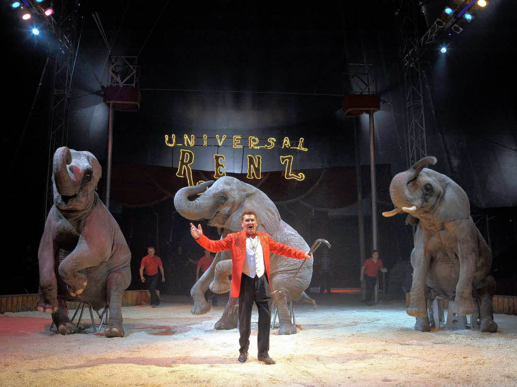 Circus Universal Renz: Elefanten mit Dompteur Billy Smart.