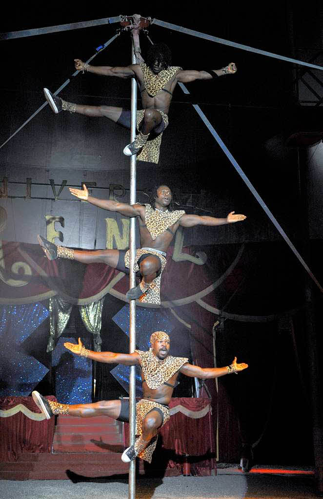 Akrobatik der Simbabwe Boys.