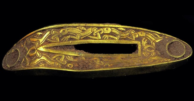 Dieses goldene Heft eines Dolches gehrt zu den rund 1500 gefundenen Objekten.  | Foto: dpa