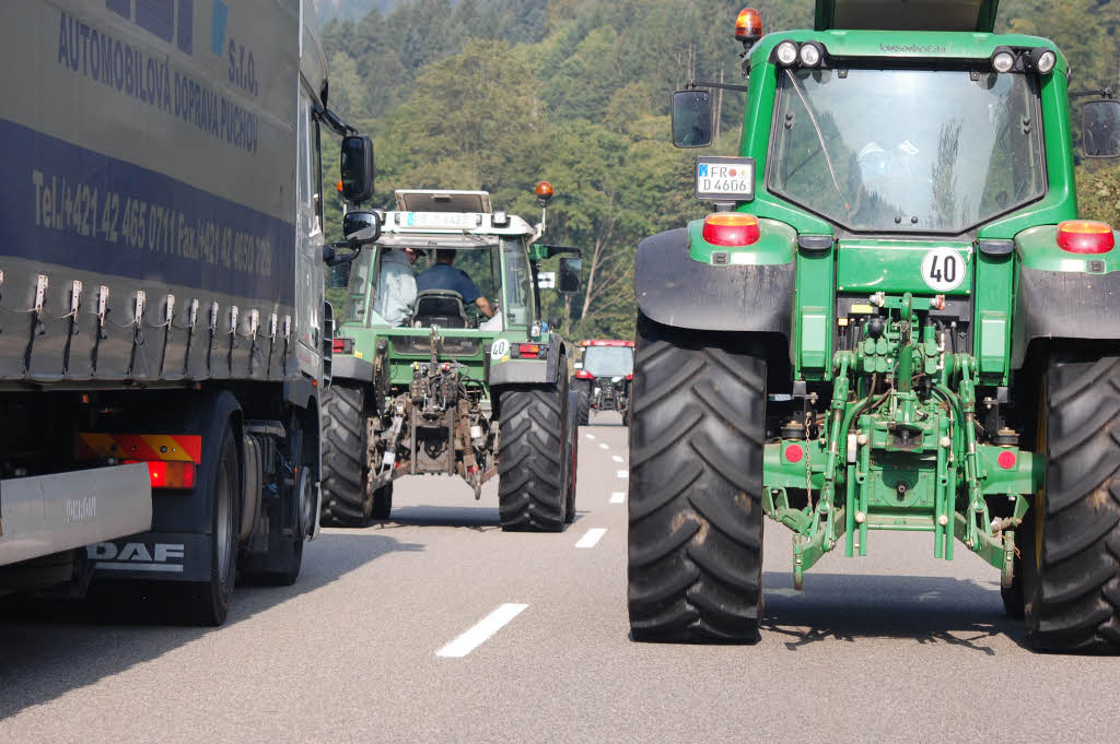 Proteste sdbadischer Landwirte in Freiburg gegen die niedrigen Milchpreise.