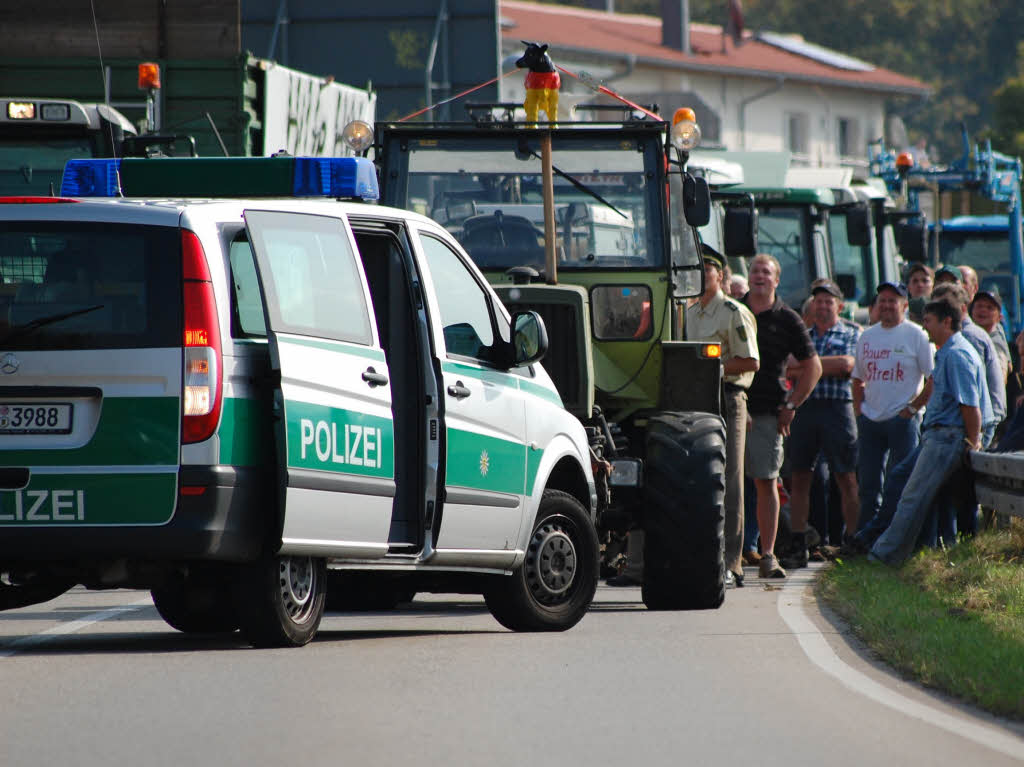 Proteste sdbadischer Landwirte in Freiburg gegen die niedrigen Milchpreise.