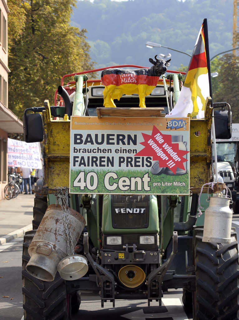 Proteste sdbadischer Landwirte in Freiburg gegen die niedrigen Milchpreise.