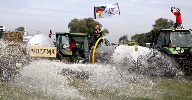 Aus Zorn ber die Agrarpolitik schtteten gestern Ortenauer Bauern Milch aus.  | Foto: breithaupt