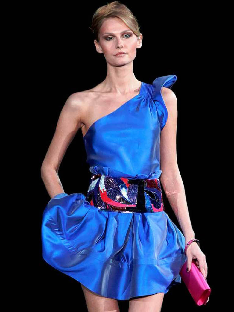 Blau und Pink kombiniert Armani für den Abend. Blau und Pink kombiniert Armani für den Abend.