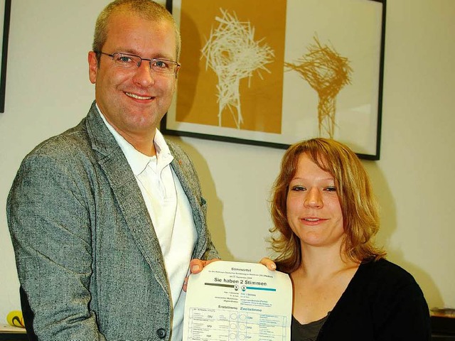 Oliver Basten und seine Mitarbeiterin Laureanne Hoeltzel mit dem Stimmzettel  | Foto: hr