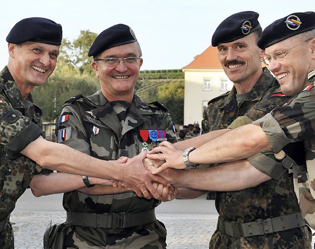 Das  neue und das alte Kommando (von l...s Berg sowie Colonel Dominique Laugel   | Foto: Volker Mnch