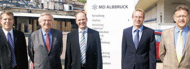 Werkleiter Daniel Wiktorin (links) zei...l Bleyer, (von links) das Kraftwerk.    | Foto: Dehmel