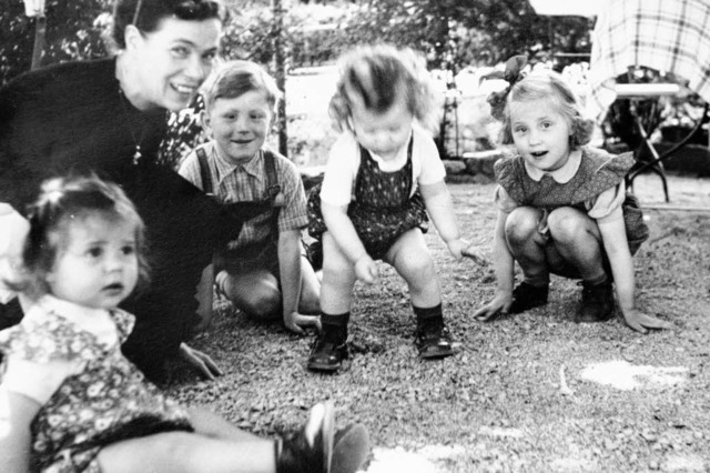 Antonia Gugel (ganz rechts) im Alter v...-Baden, wo ihre Familie damals lebte.   | Foto: privat