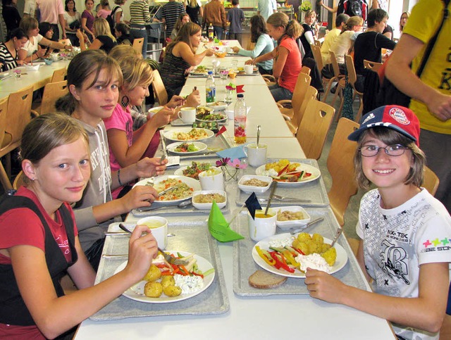 Tag der Schulverpflegung am Gymnasium ... Gruppe Unterstufenschler beim Essen.  | Foto: Kristin Fritz