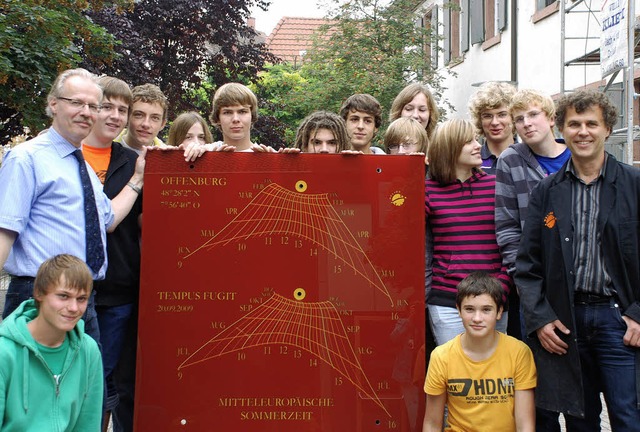 Die Klasse 9b des Grimmelshausen-Gymna...ben den Sonnenchronometer ermglicht.   | Foto: Gertrude Siefke