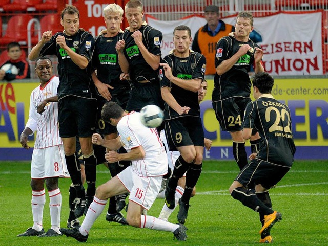 Ahlener Spieler versuchen einen Freist...n der Club aus der Hauptstadt mit 2:1.  | Foto: dpa